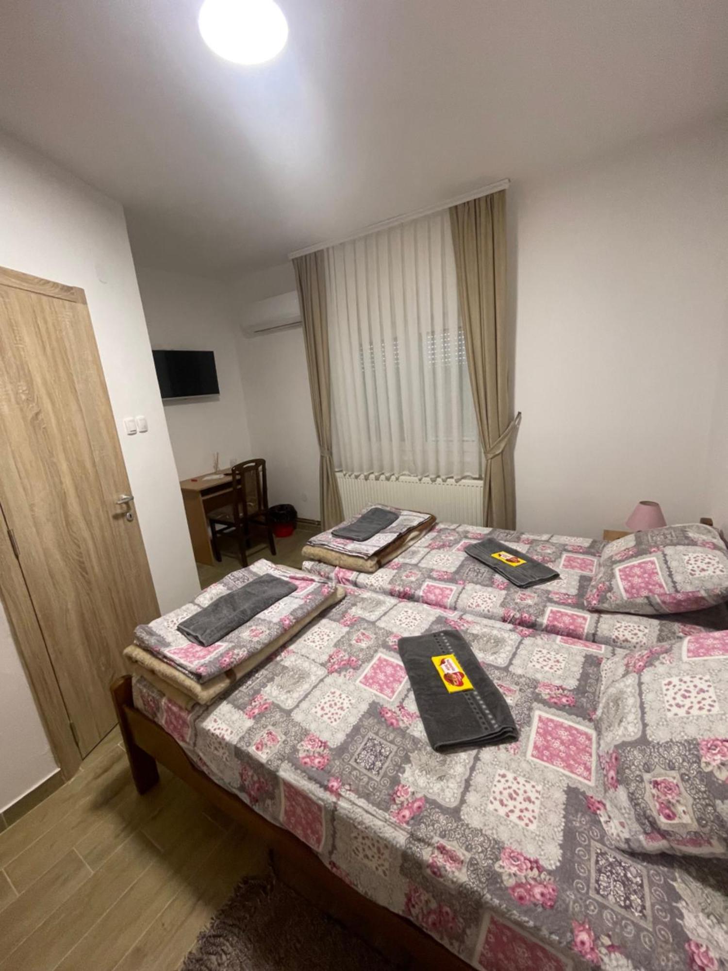 Zuta Osa Hotel เบลา เซิร์ควา ภายนอก รูปภาพ